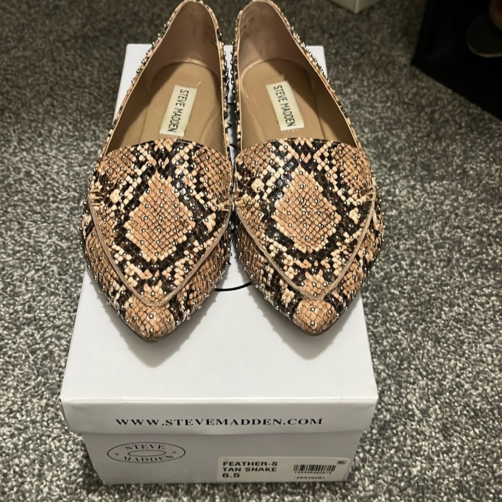 Steve Madden Studded Feather Tan Pointed-Toe flats size 6.5